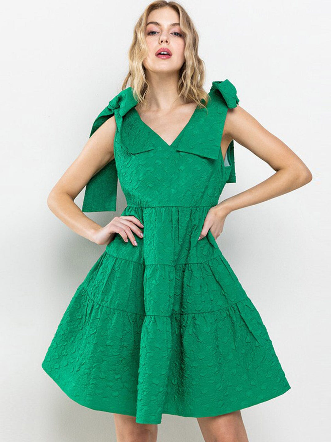 WOMEN'S SLEEVELESS V-NECK POCKETS TIERED MINI DRESS