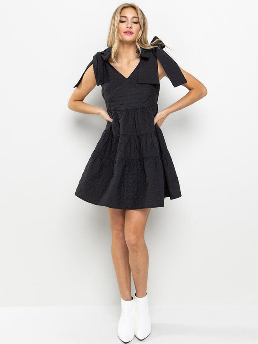 WOMEN'S SLEEVELESS V-NECK POCKETS TIERED MINI DRESS