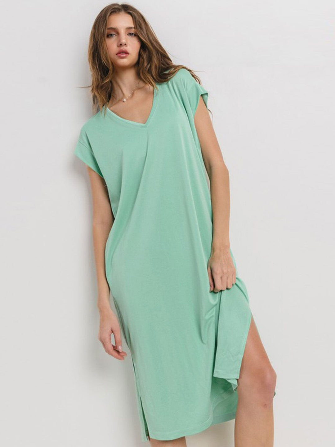 WOMEN'S SHORT SLEEVE V-NECK FRONT POCKETS SLIT MIDI DRESS