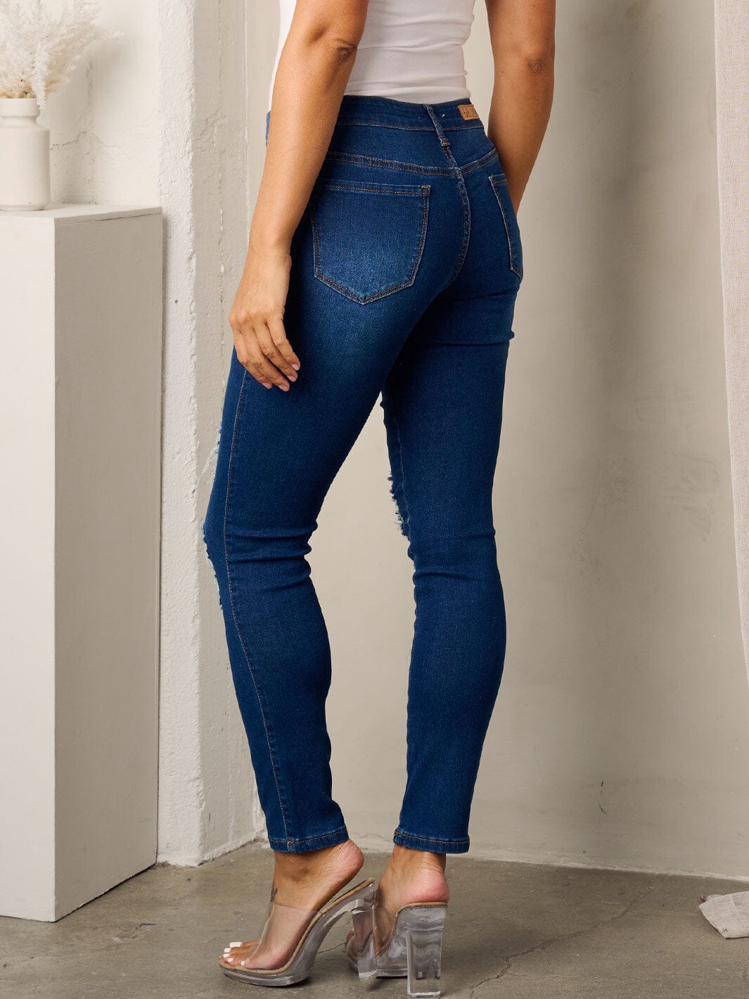 WOMEN'S BUTTON CLOSURE DISTRESSED SKINNY JEANS