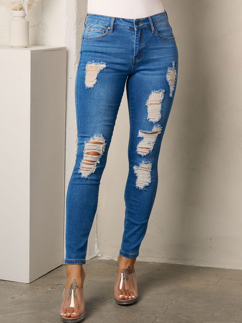 WOMEN'S BUTTON CLOSURE DISTRESSED SKINNY JEANS