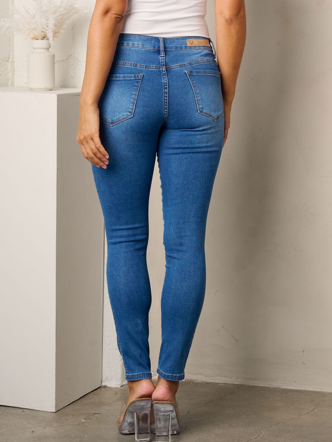 WOMEN'S BUTTON CLOSURE DISTRESSED SKINNY JEANS