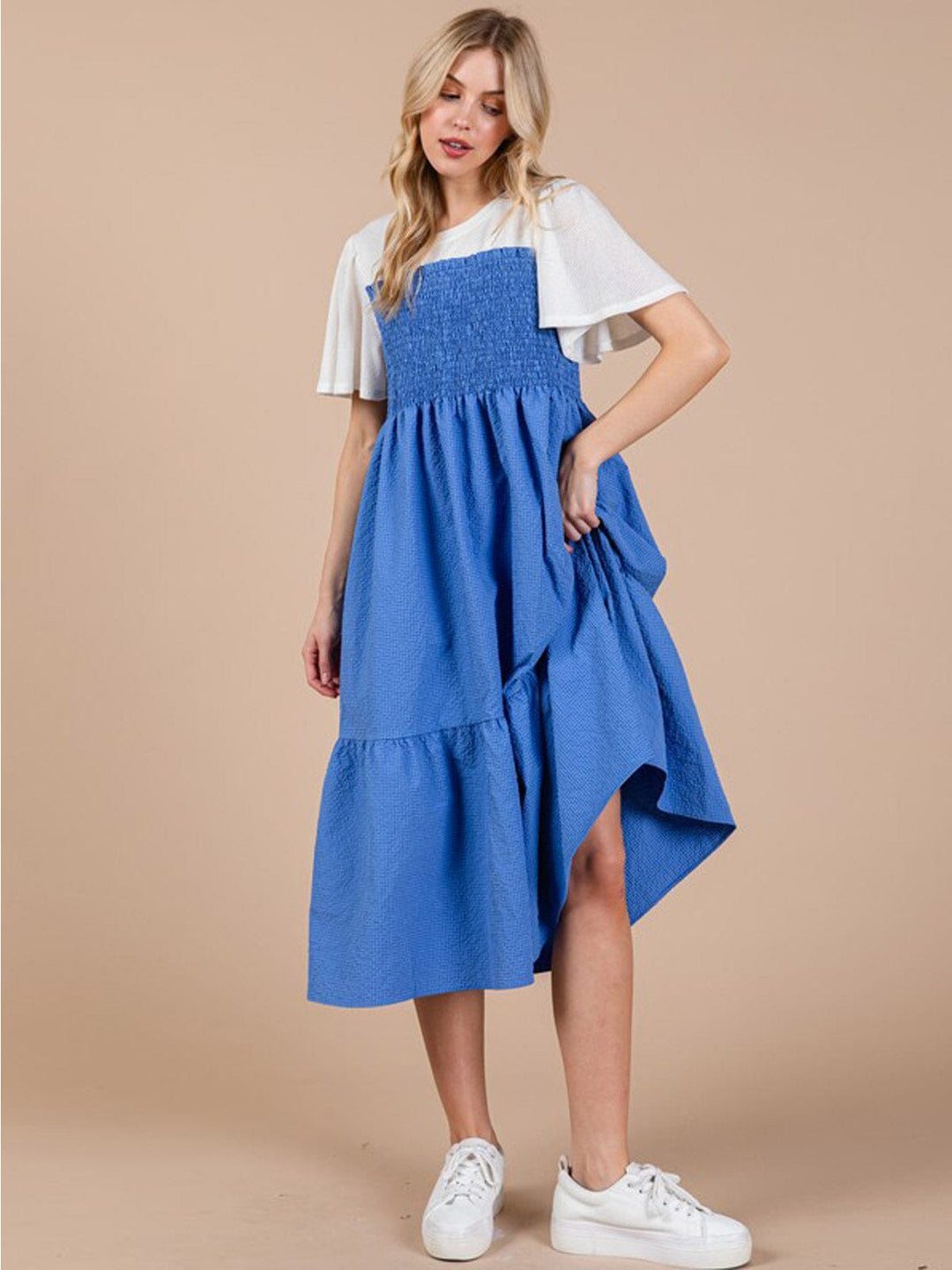 WOMEN'S SHORT SLEEVE COLORBLOCK SMOCK TIERED MIDI DRESS