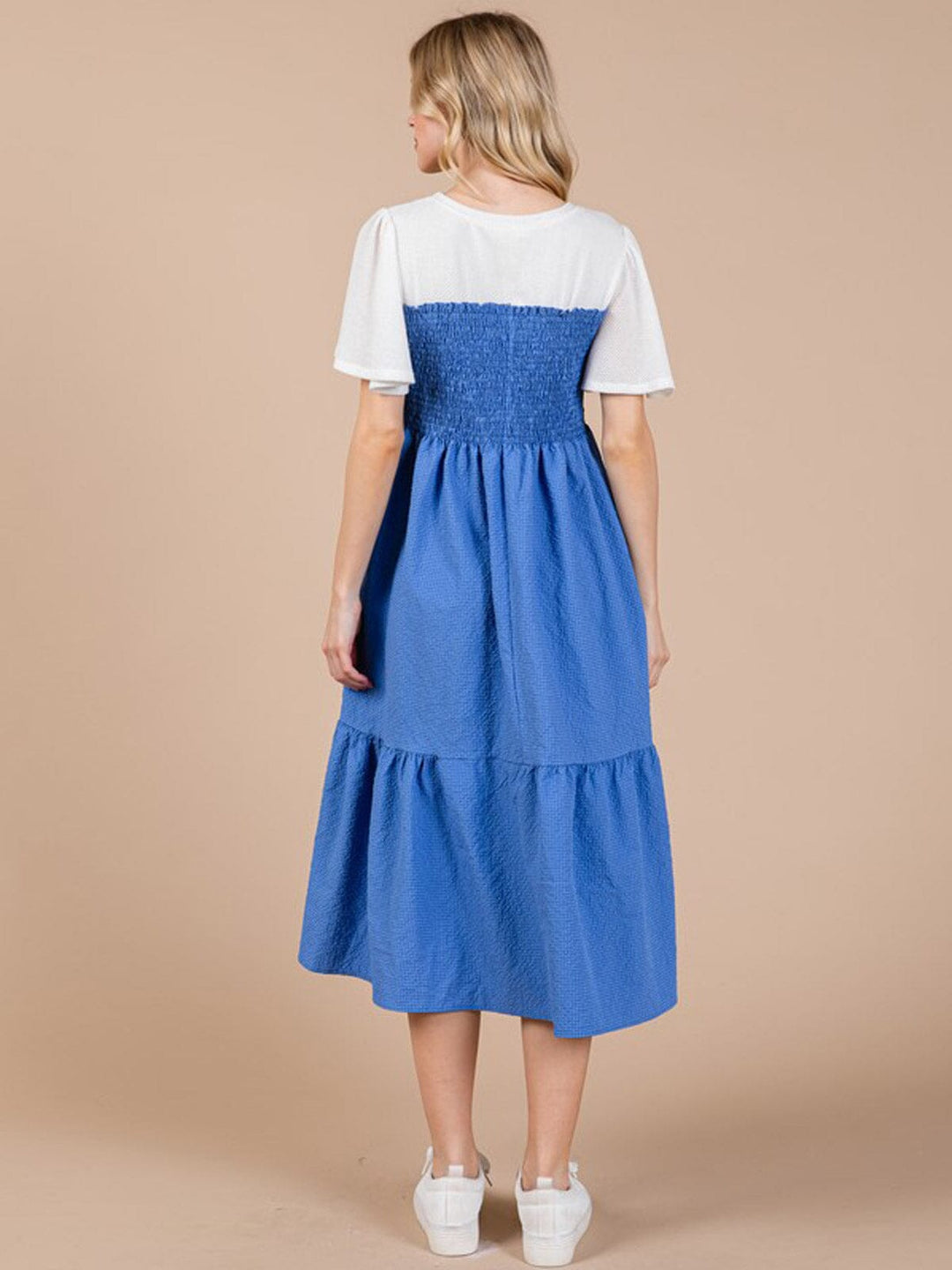 WOMEN'S SHORT SLEEVE COLORBLOCK SMOCK TIERED MIDI DRESS