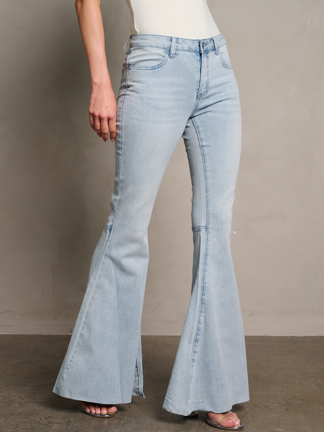 WOMEN'S BUTTON CLOSURE BELL BOTTOMS DENIM WASHED PANTS