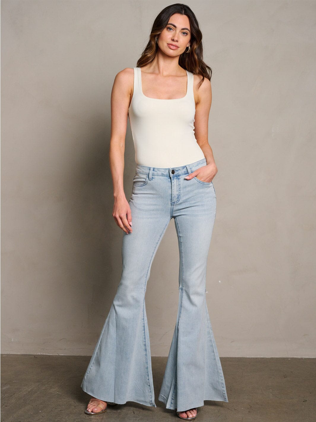 WOMEN'S BUTTON CLOSURE BELL BOTTOMS DENIM WASHED PANTS