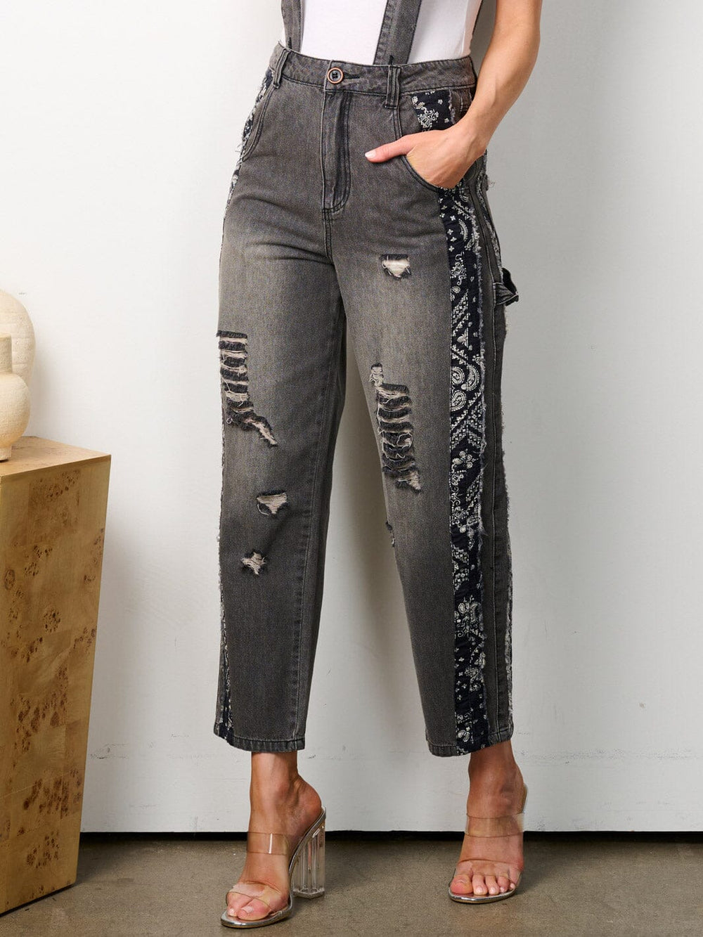 WOMEN'S BUTTON CLOSURE PAISLEY PRINT DETAILED DENIM OVERALLS