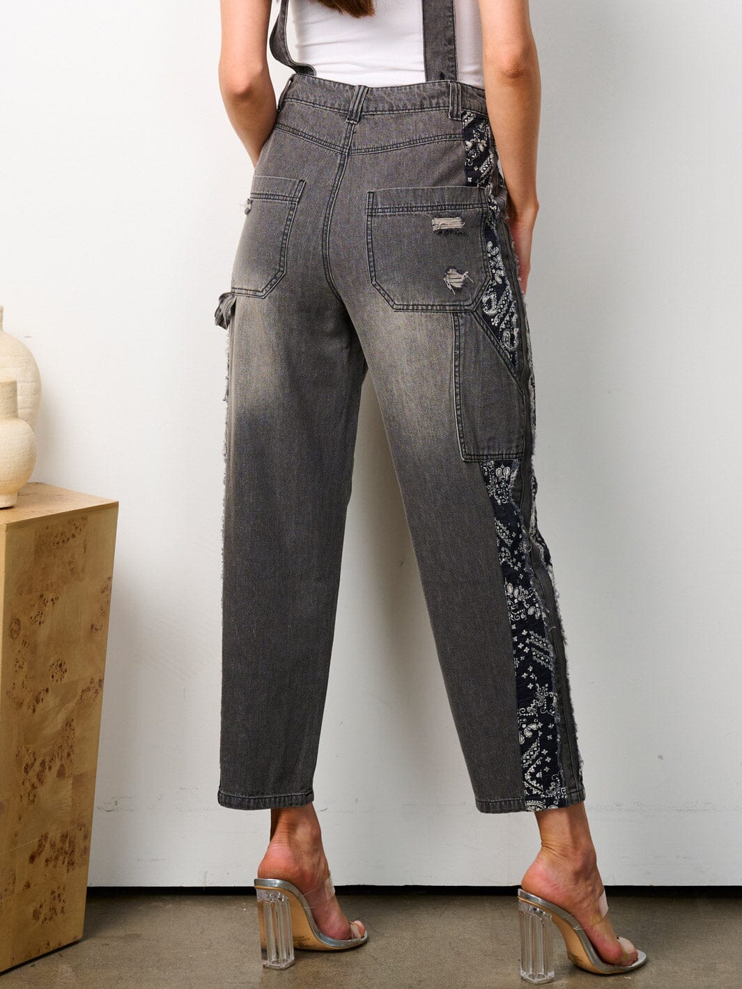WOMEN'S BUTTON CLOSURE PAISLEY PRINT DETAILED DENIM OVERALLS