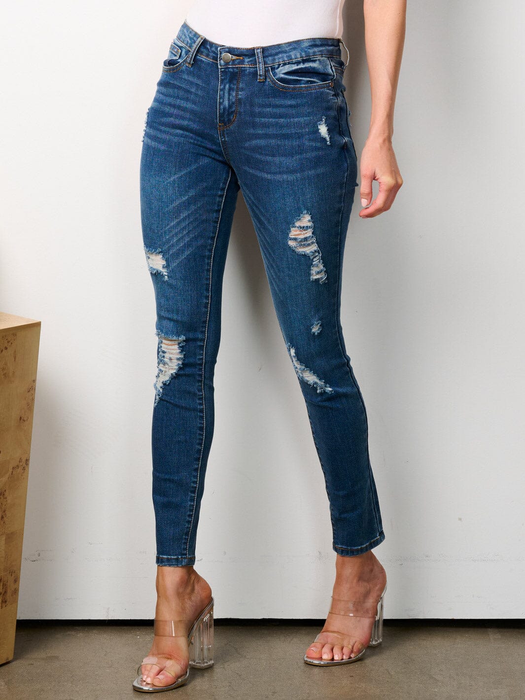 WOMEN'S BUTTON CLOSURE DISTRESSED SKINNY DENIM PANTS