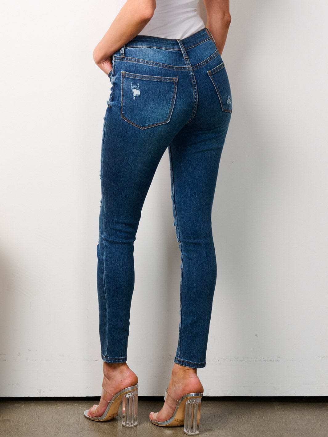 WOMEN'S BUTTON CLOSURE DISTRESSED SKINNY DENIM PANTS