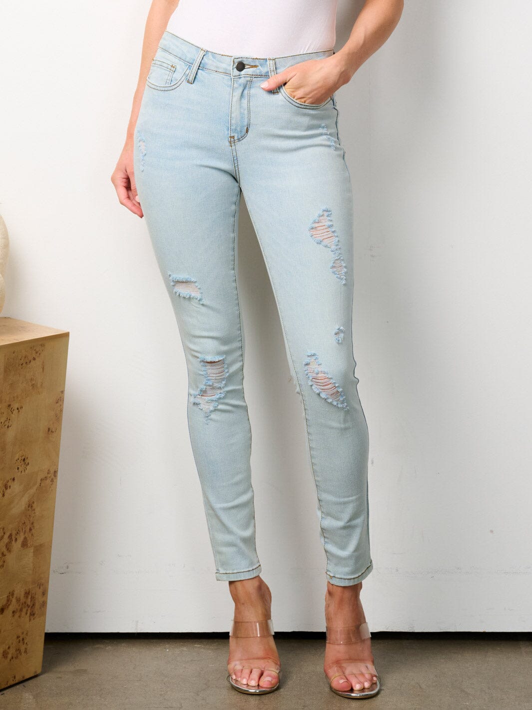 WOMEN'S BUTTON CLOSURE DISTRESSED SKINNY DENIM PANTS