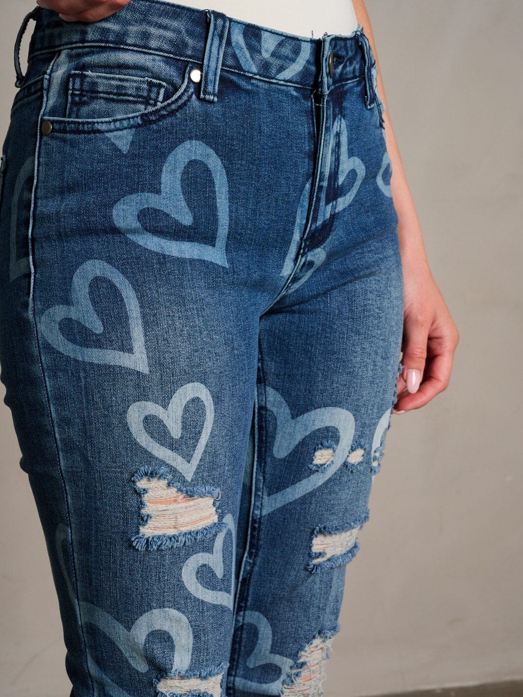 WOMEN'S BUTTON CLOSURE HEART PRINT DISTRESS DENIM SKINNY PANTS