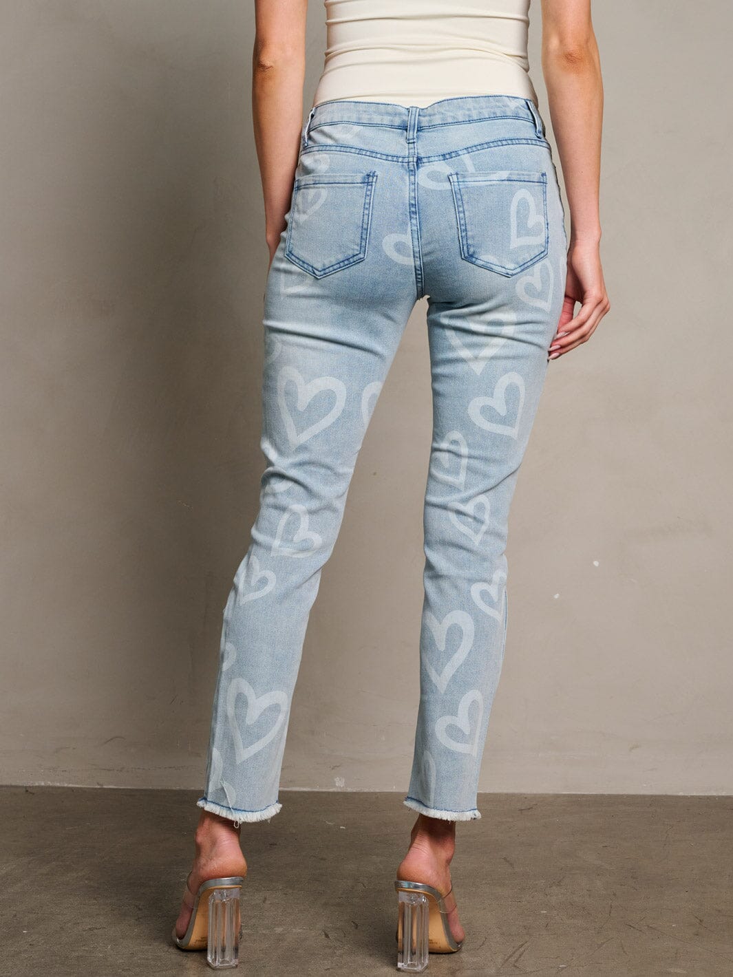 WOMEN'S BUTTON CLOSURE HEART PRINT DISTRESS DENIM SKINNY PANTS