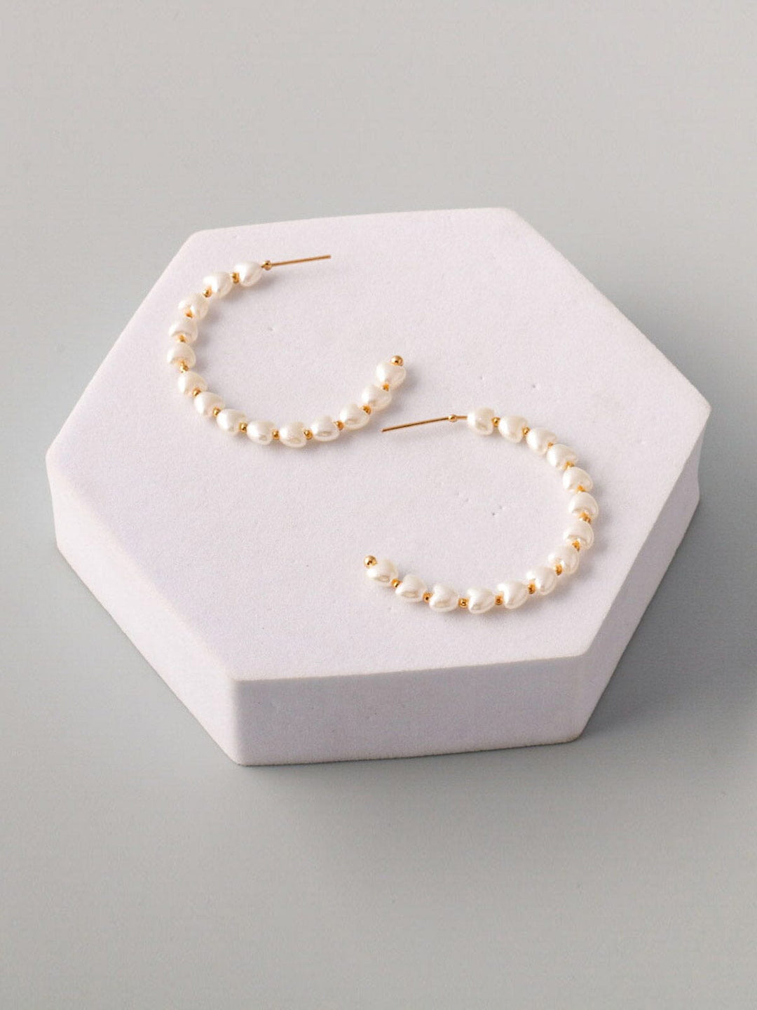 WOMEN'S WHITE PEARL HEART EARRINGS