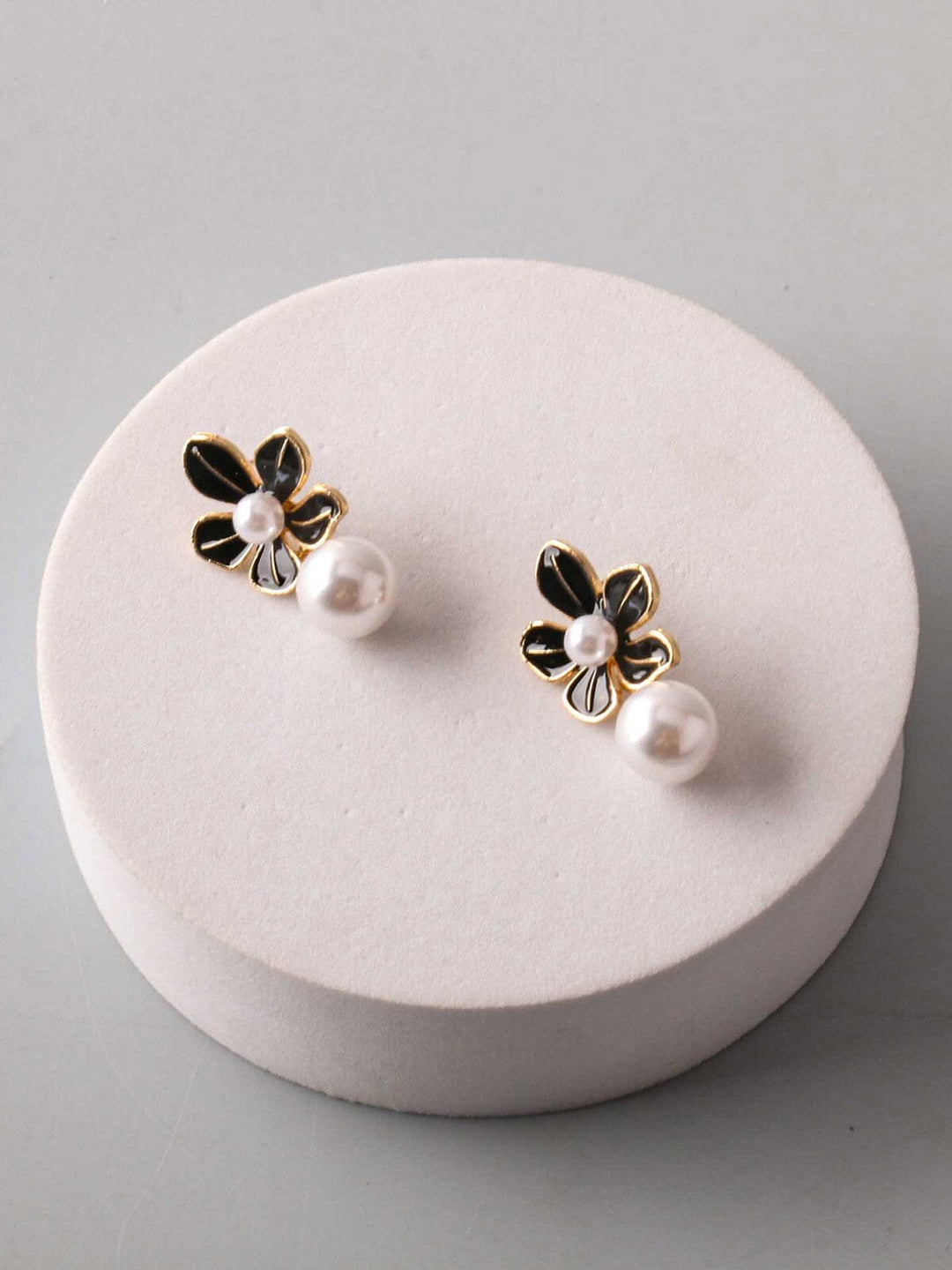 FASHION BLACK & GOLD PEARL FLOWER HANGING EARRINGS