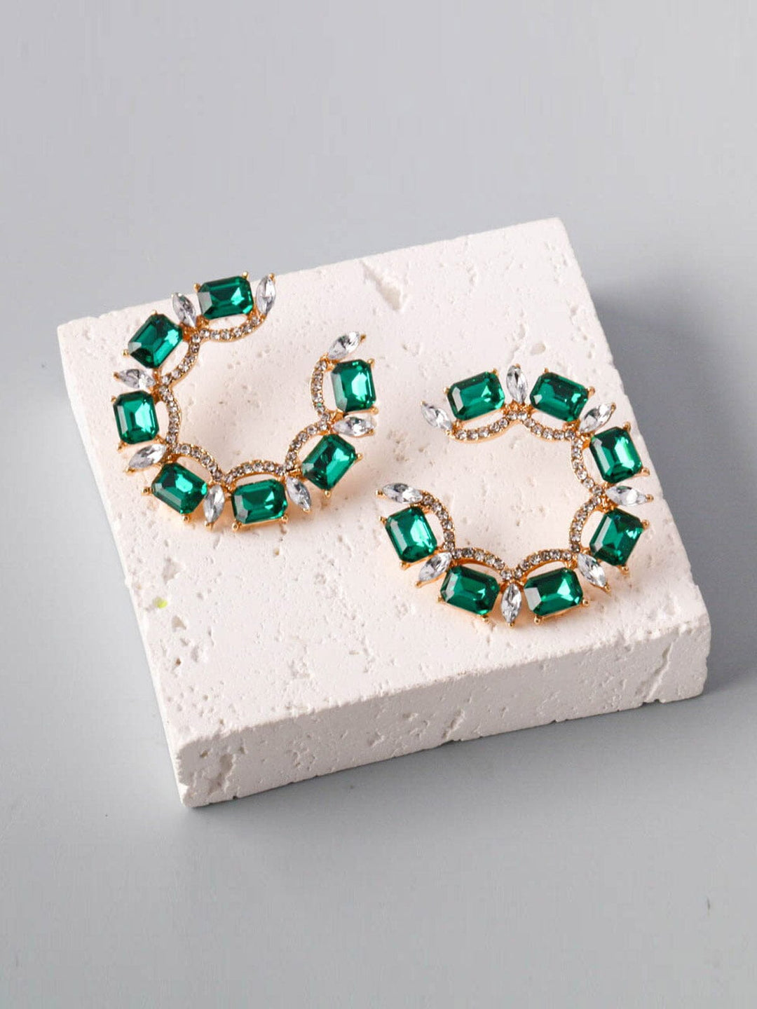 WOMEN'S GOLD & GREEN STONES HOOPS EARRINGS