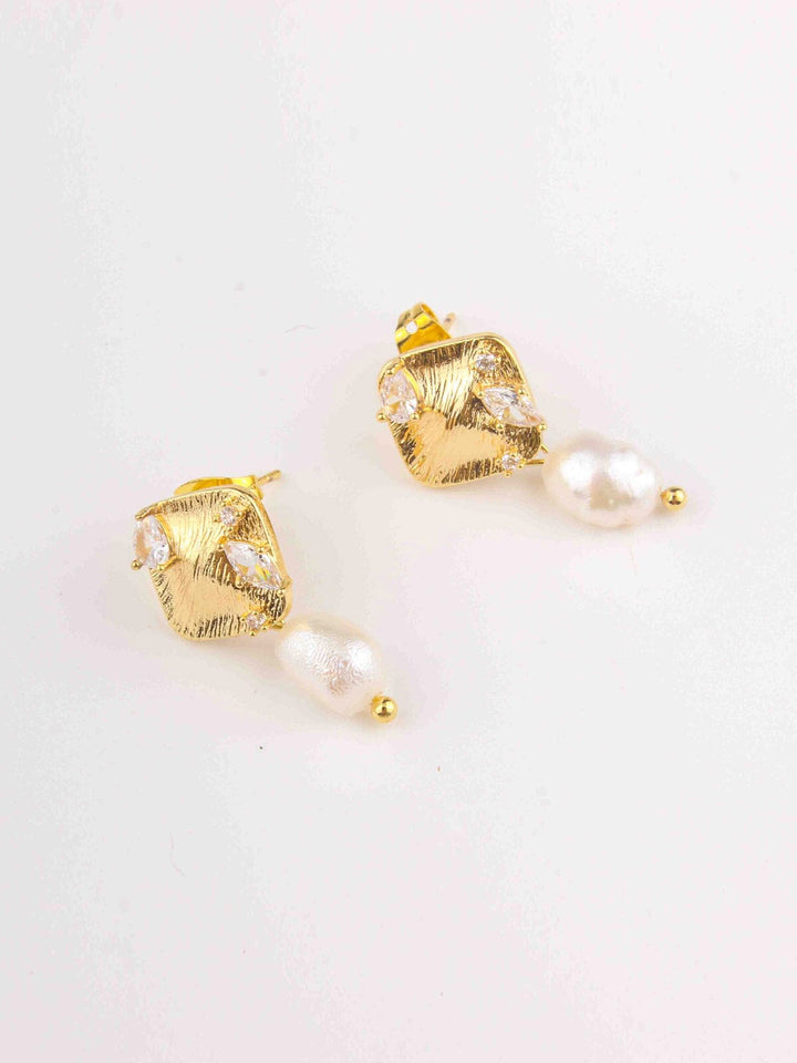 FASHION GOLD PLATED PEARL EARRINGS