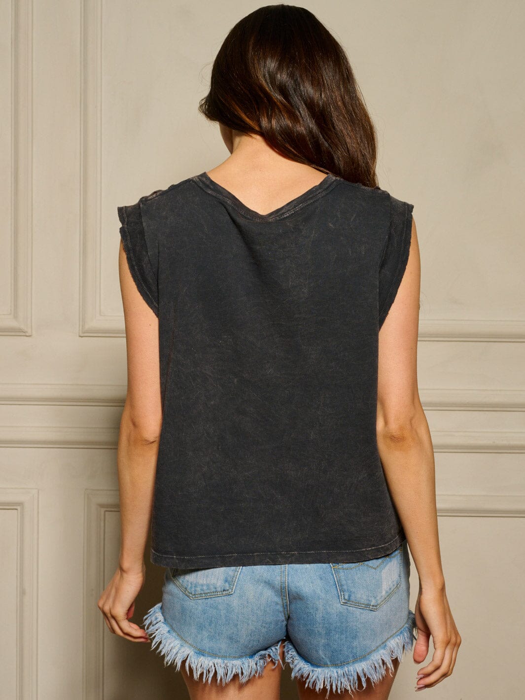 WOMEN'S SLEEVELESS GRAPHIC WAHSED DISTRESS TOP