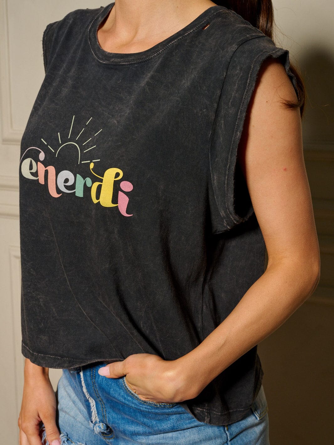 WOMEN'S SLEEVELESS GRAPHIC WAHSED DISTRESS TOP