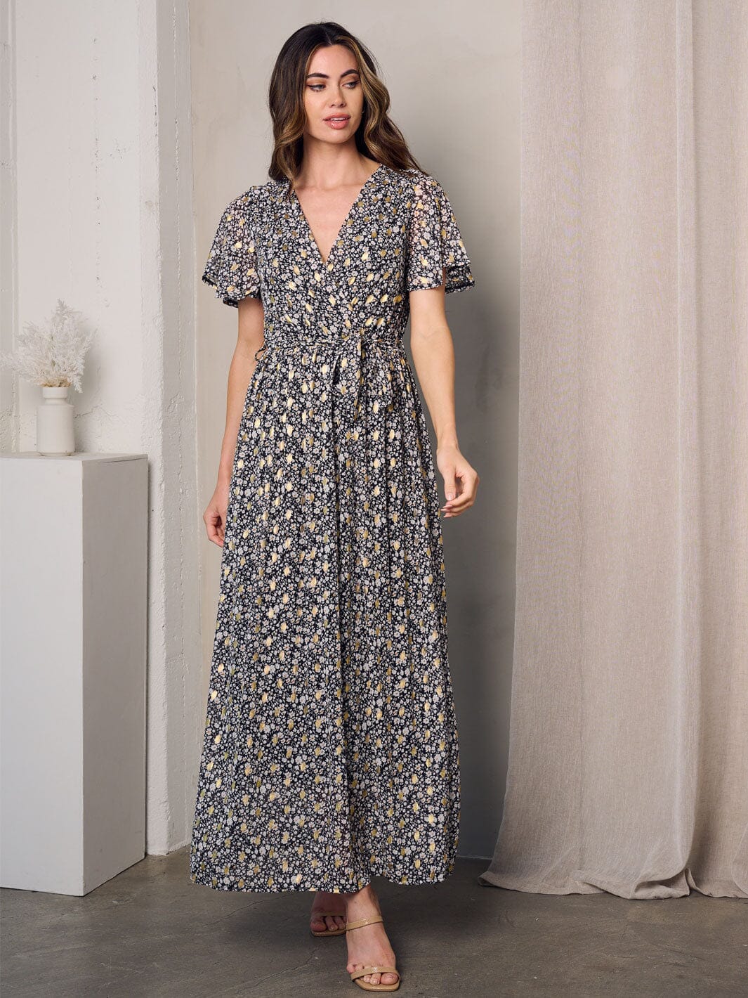 WOMEN'S SHORT SLEEVE SURPLICE SHIMMER DETAILED FLORAL MAXI DRESS