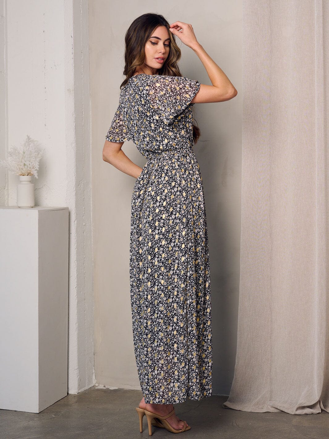 WOMEN'S SHORT SLEEVE SURPLICE SHIMMER DETAILED FLORAL MAXI DRESS