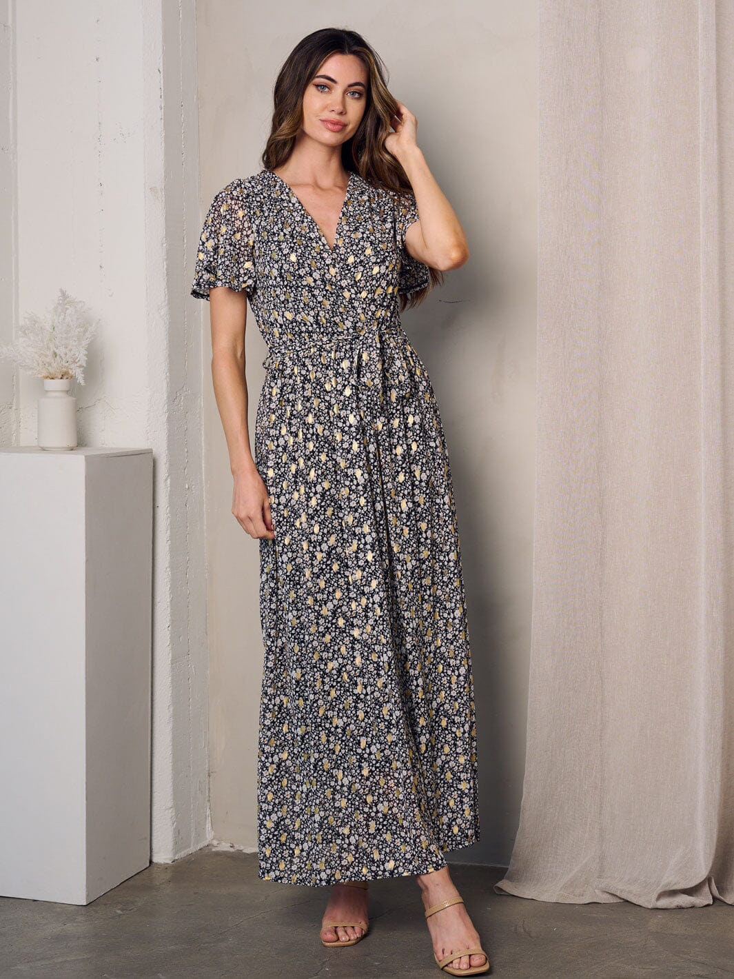 WOMEN'S SHORT SLEEVE SURPLICE SHIMMER DETAILED FLORAL MAXI DRESS