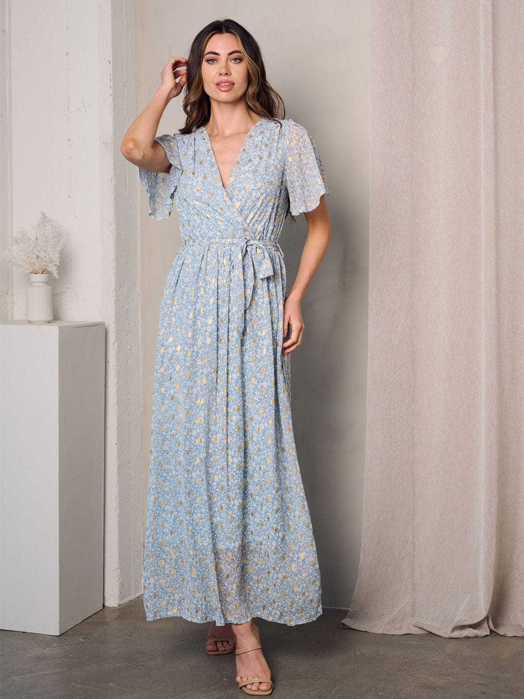 WOMEN'S SHORT SLEEVE SURPLICE SHIMMER DETAILED FLORAL MAXI DRESS