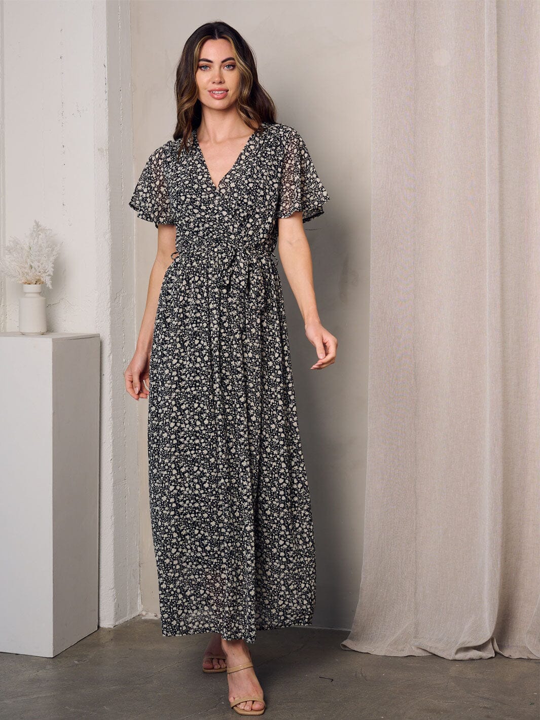 WOMEN'S SHORT SLEEVE SURPLICE SHIMMER DETAILED FLORAL MAXI DRESS