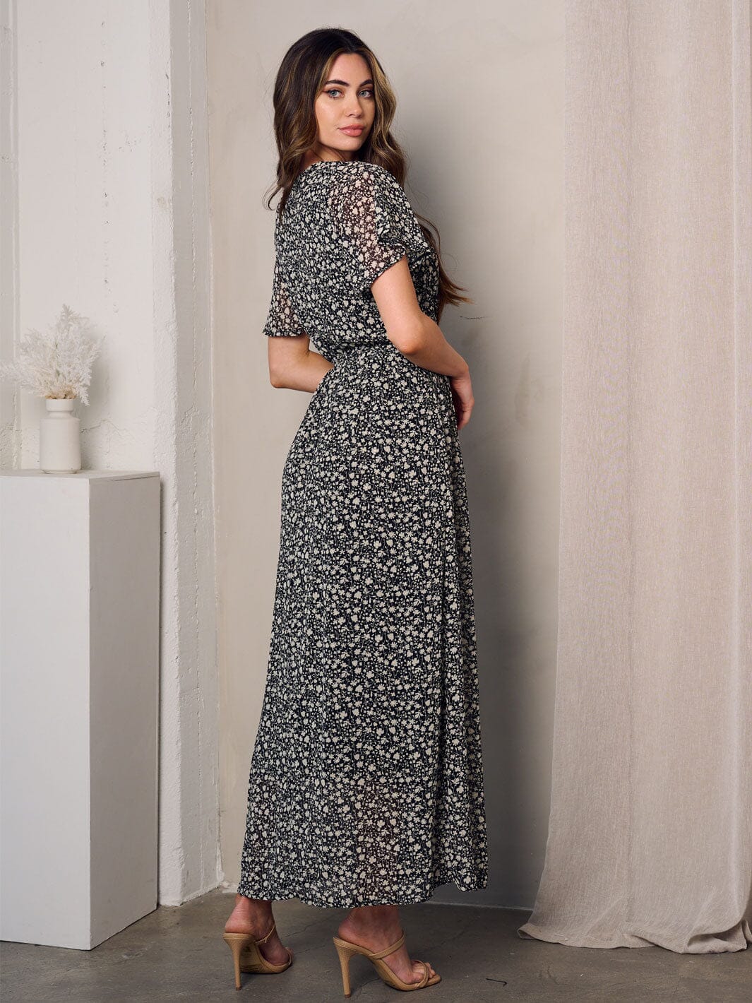 WOMEN'S SHORT SLEEVE SURPLICE SHIMMER DETAILED FLORAL MAXI DRESS