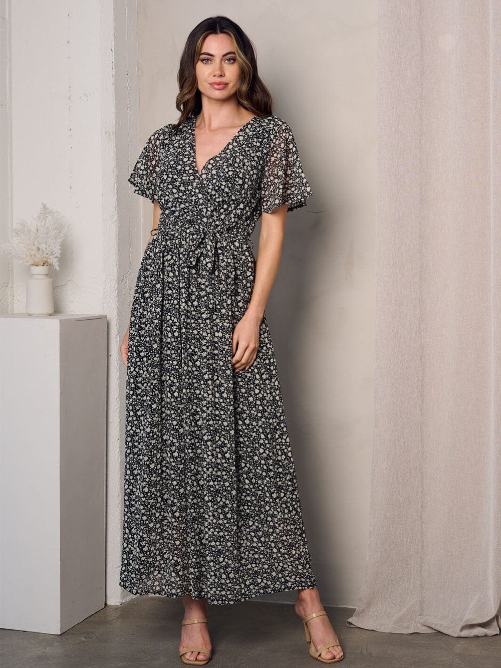 WOMEN'S SHORT SLEEVE SURPLICE SHIMMER DETAILED FLORAL MAXI DRESS