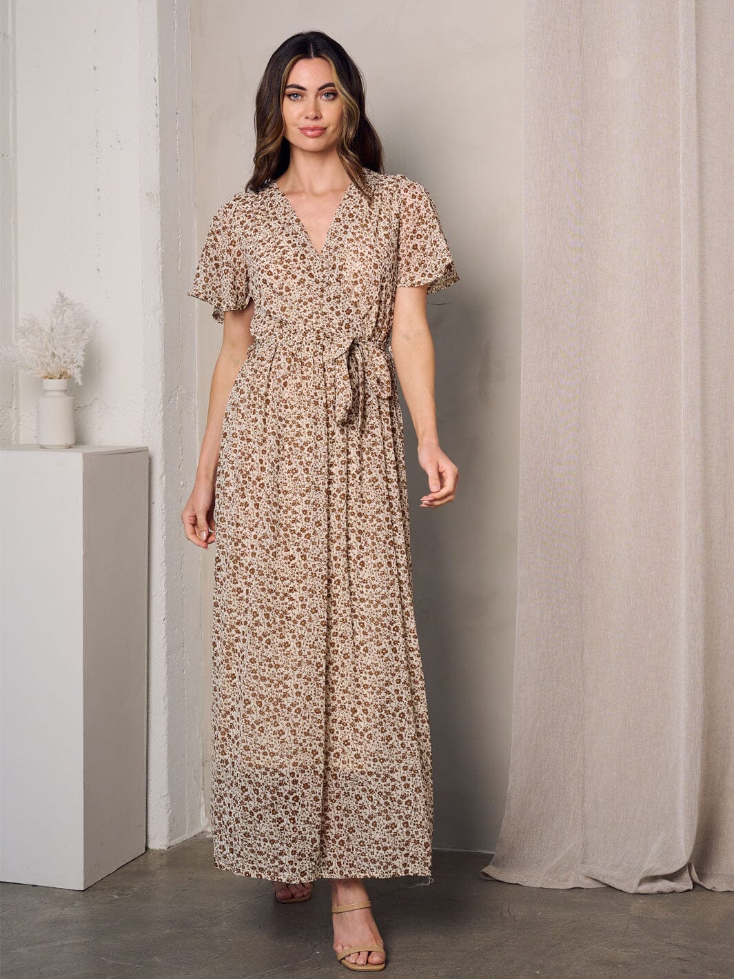 WOMEN'S SHORT SLEEVE SURPLICE SHIMMER DETAILED FLORAL MAXI DRESS