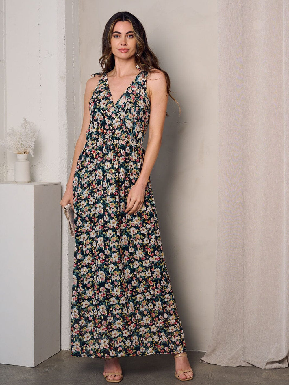 WOMEN'S SLEEVELESS SURPLICE SHIMMER DETAILED FLORAL MAXI DRESS