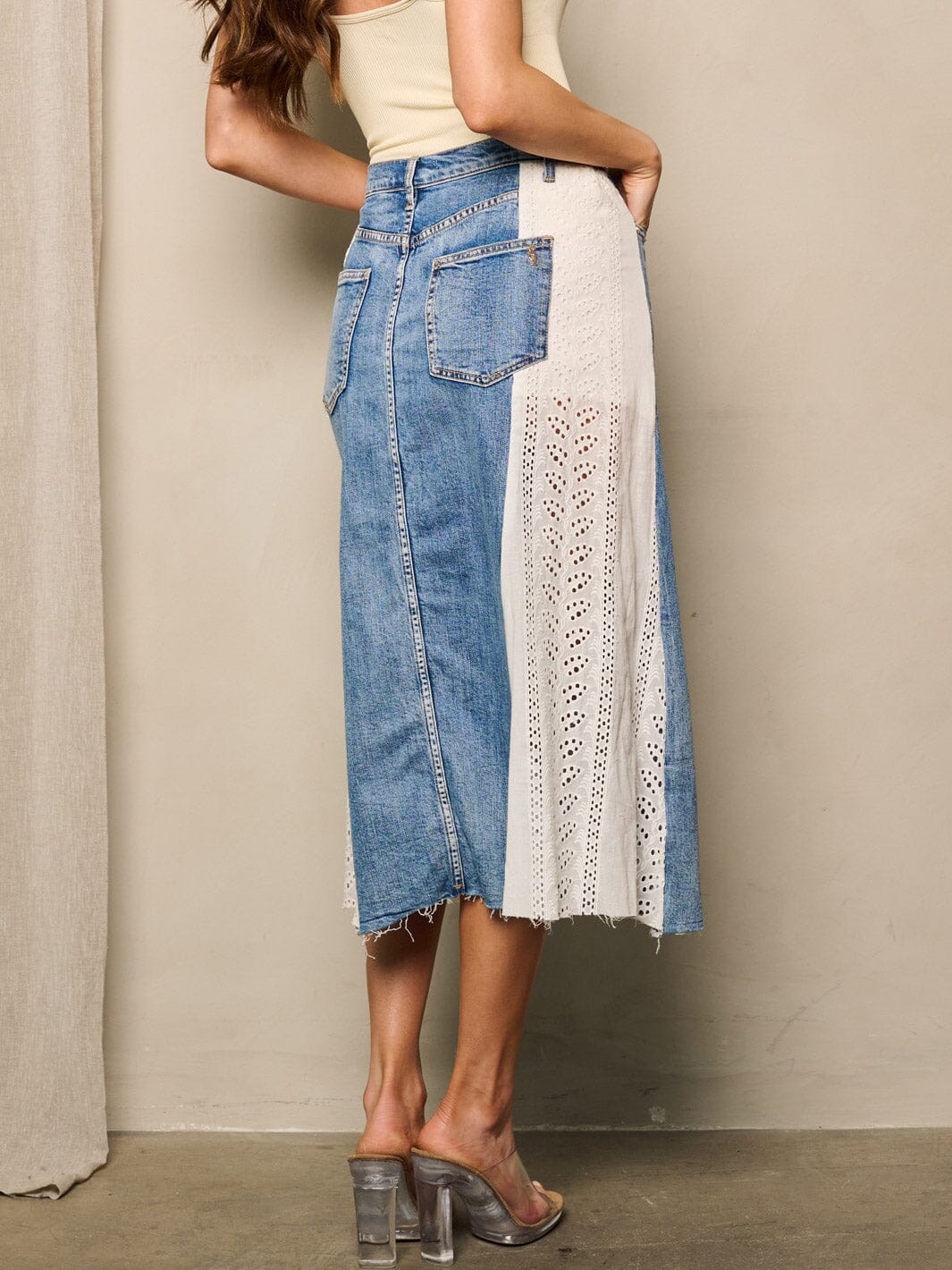 WOMEN'S BUTTON CLOSURE FRONT SLIT DENIM EYELET DETAILED MIDI SKIRT