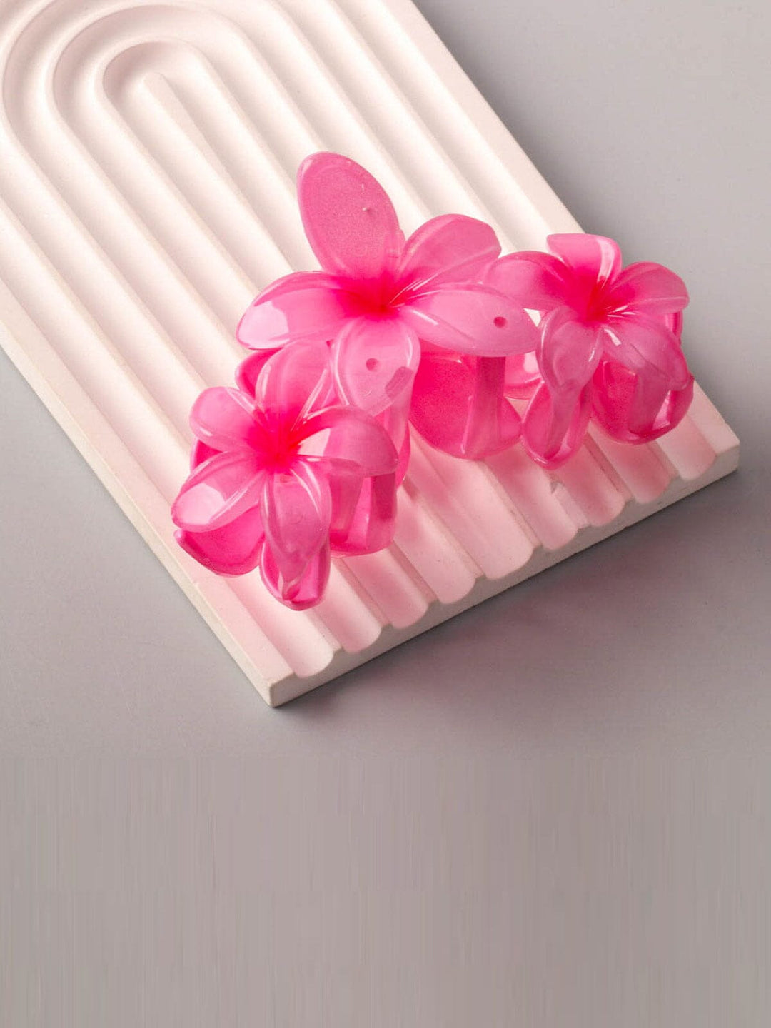 FASHION ASSORTED COLORS FLOWER CLAW HAIR CLIPS