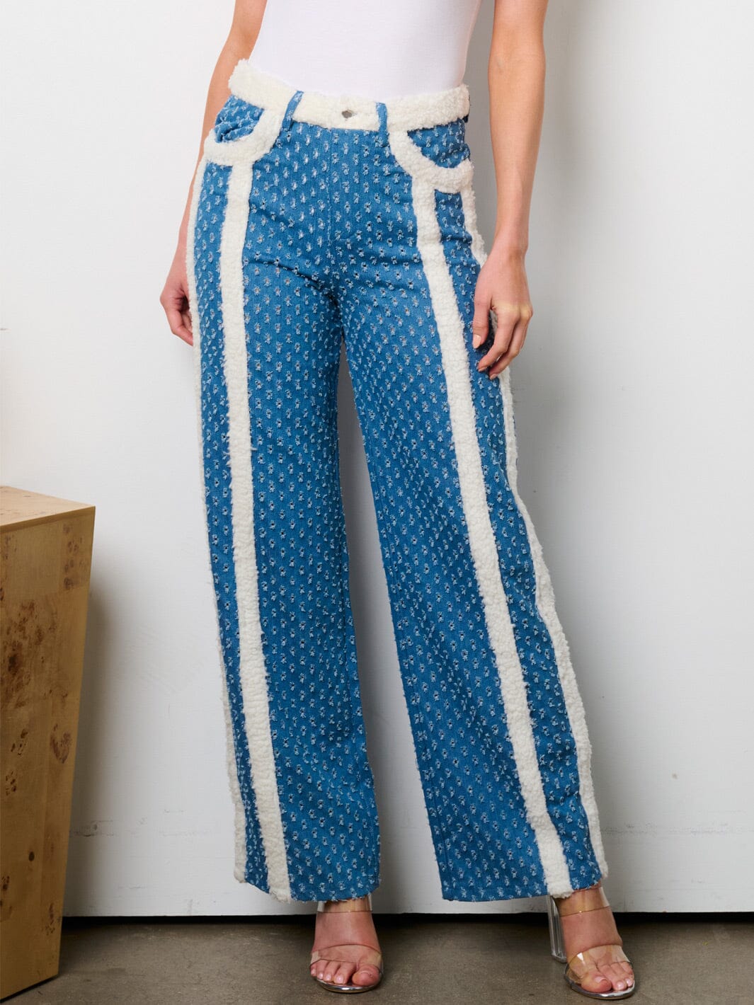 WOMEN'S BUTTON CLOSURE SHERPA SWISS DETAILED DENIM PANTS