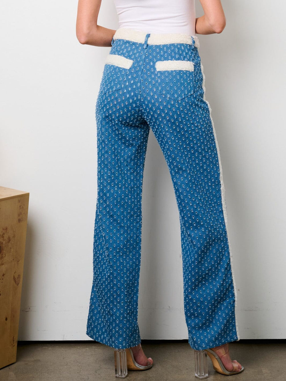 WOMEN'S BUTTON CLOSURE SHERPA SWISS DETAILED DENIM PANTS