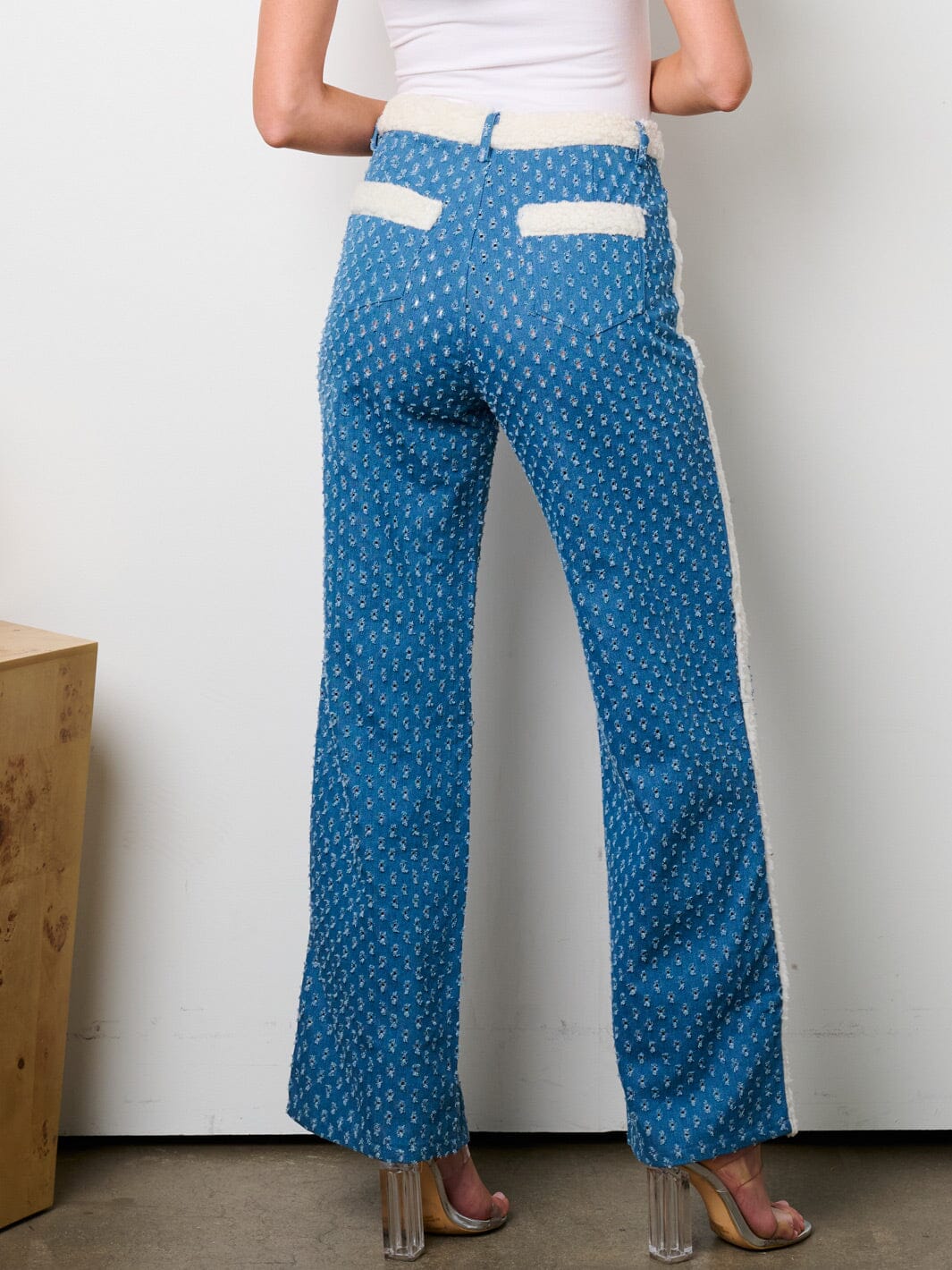 WOMEN'S BUTTON CLOSURE SHERPA SWISS DETAILED DENIM PANTS