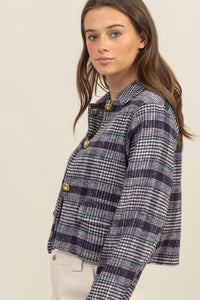 WOMEN'S LONG SLEEVE BUTTON CLOSURE FRONT POCKETS PLAID FUZZY JACKET