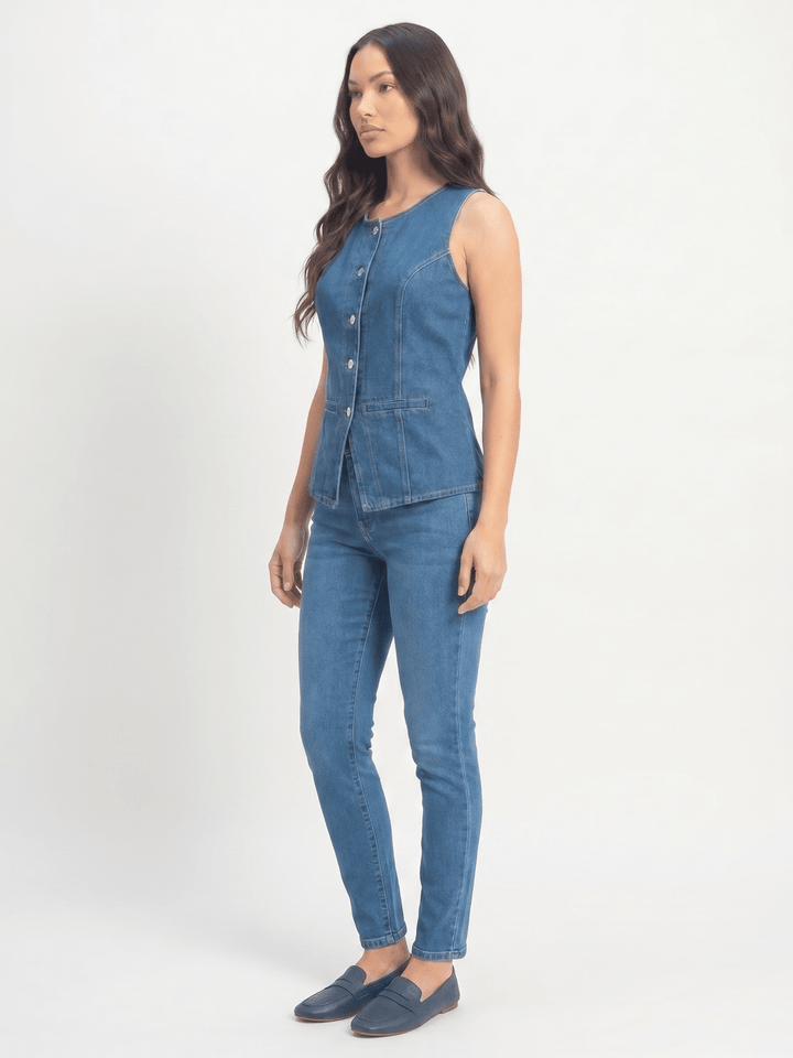 WOMEN'S SLEEVELESS V-NECK BUTTON UP DENIM TOP