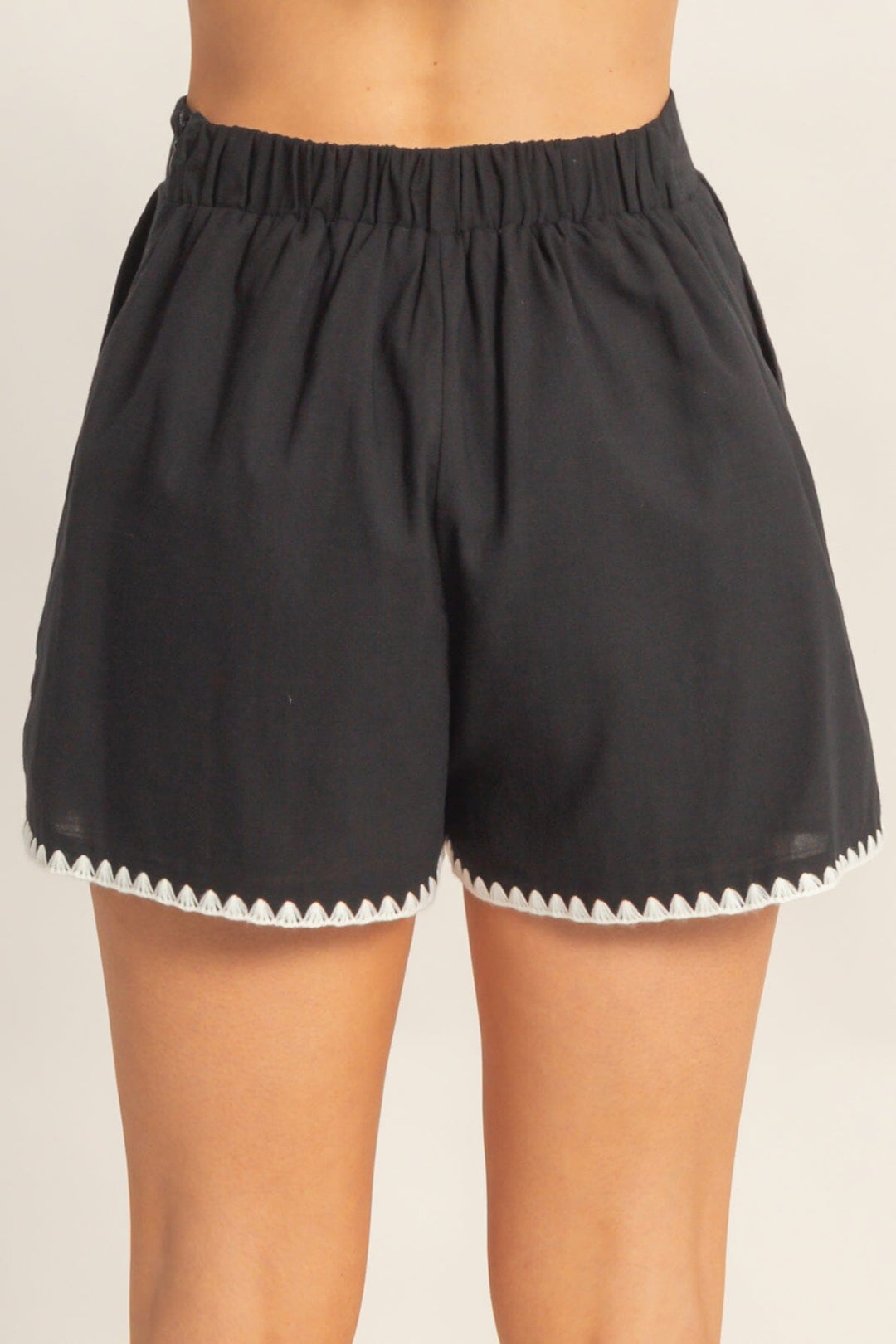 *******WOMEN'S ELASTIC WAIST FRONT POCKETS TRIM DETAILED SHORTS