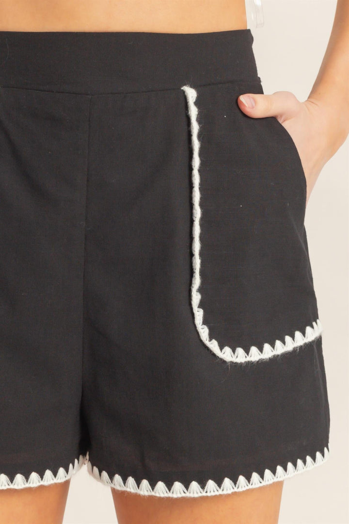 *******WOMEN'S ELASTIC WAIST FRONT POCKETS TRIM DETAILED SHORTS