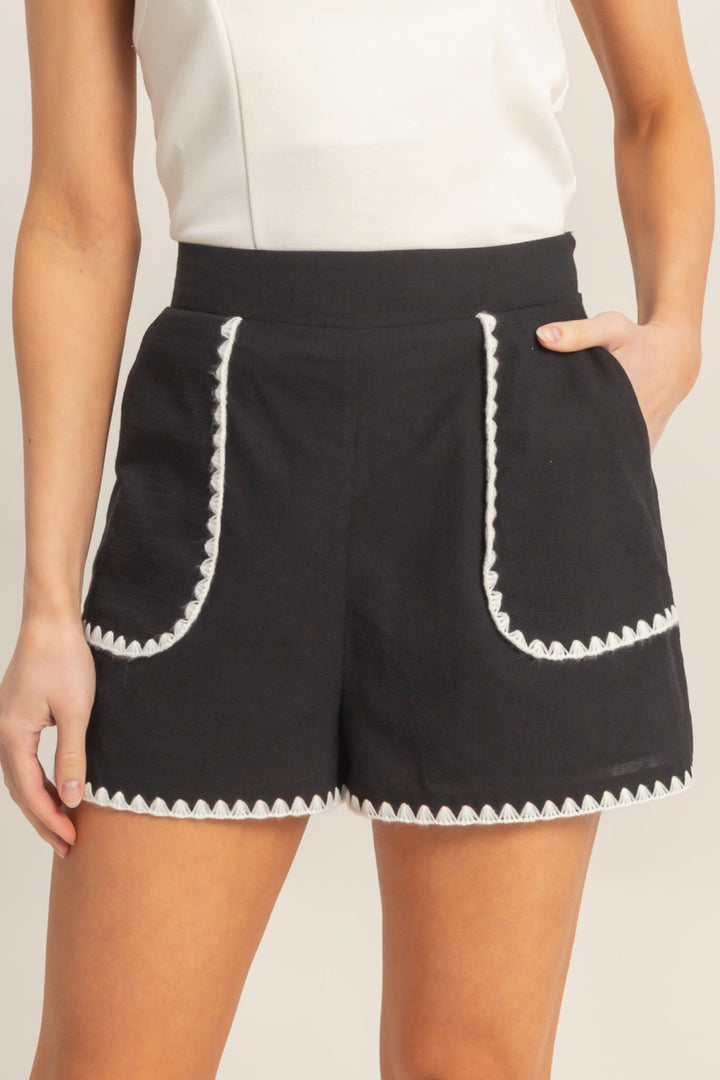 *******WOMEN'S ELASTIC WAIST FRONT POCKETS TRIM DETAILED SHORTS