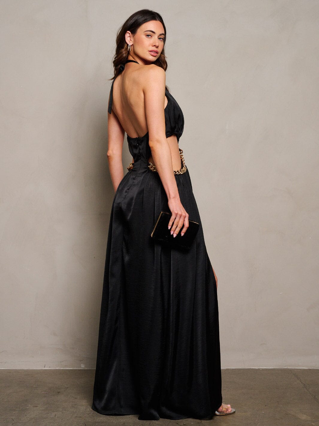 WOMEN'S SLEEVELESS CUT OUT CHAIN DETAILED OPEN BACK MAXI DRESS