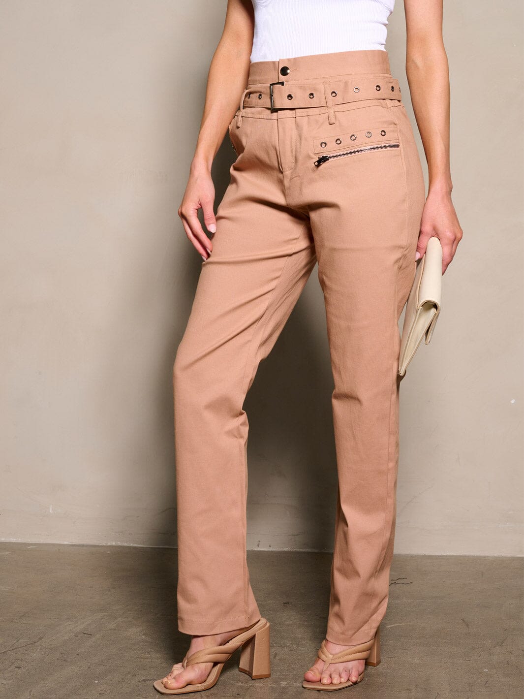 WOMEN'S BUTTON CLOSURE POCKETS BELT DETAILED PANTS