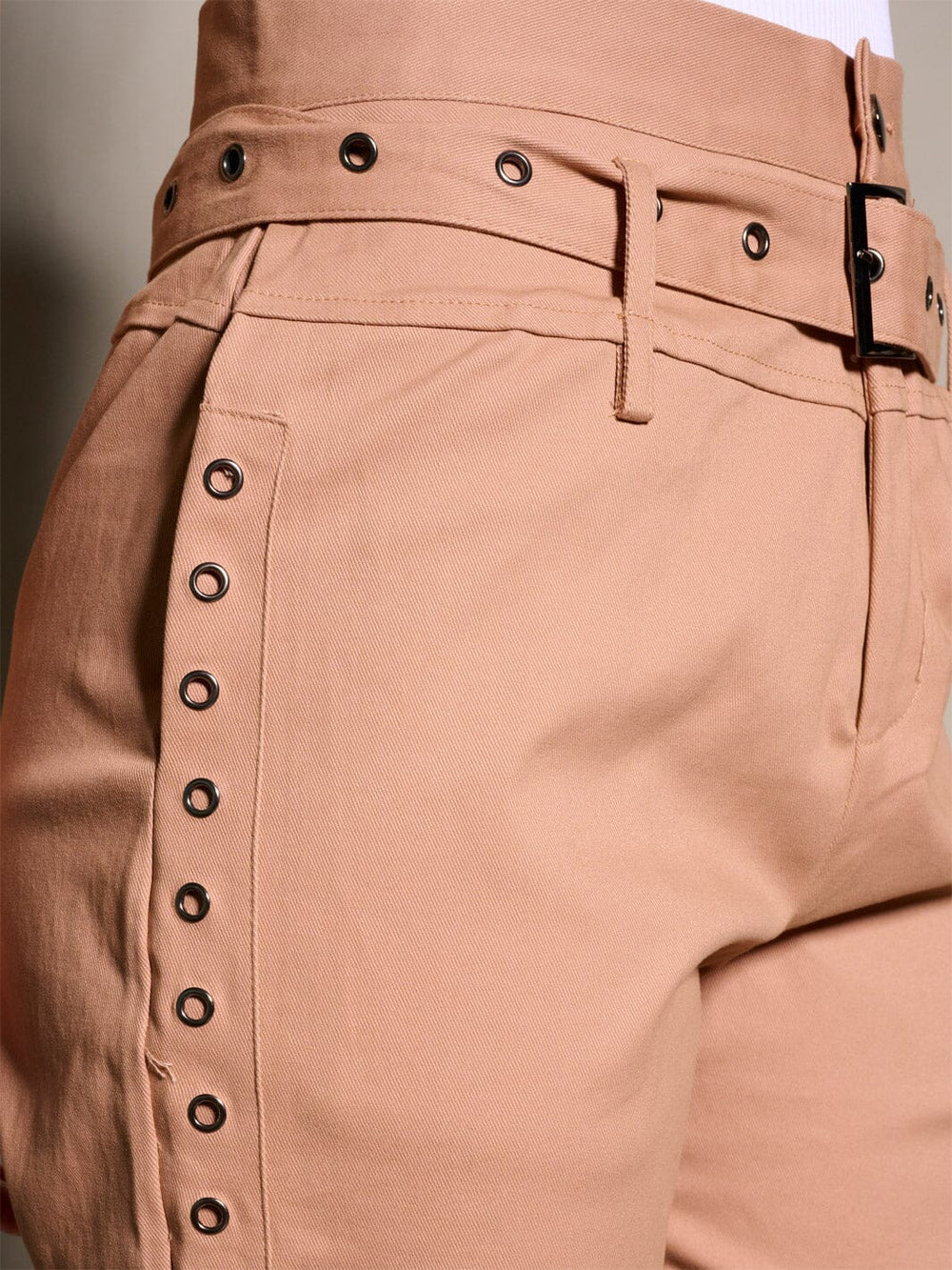 WOMEN'S BUTTON CLOSURE POCKETS BELT DETAILED PANTS