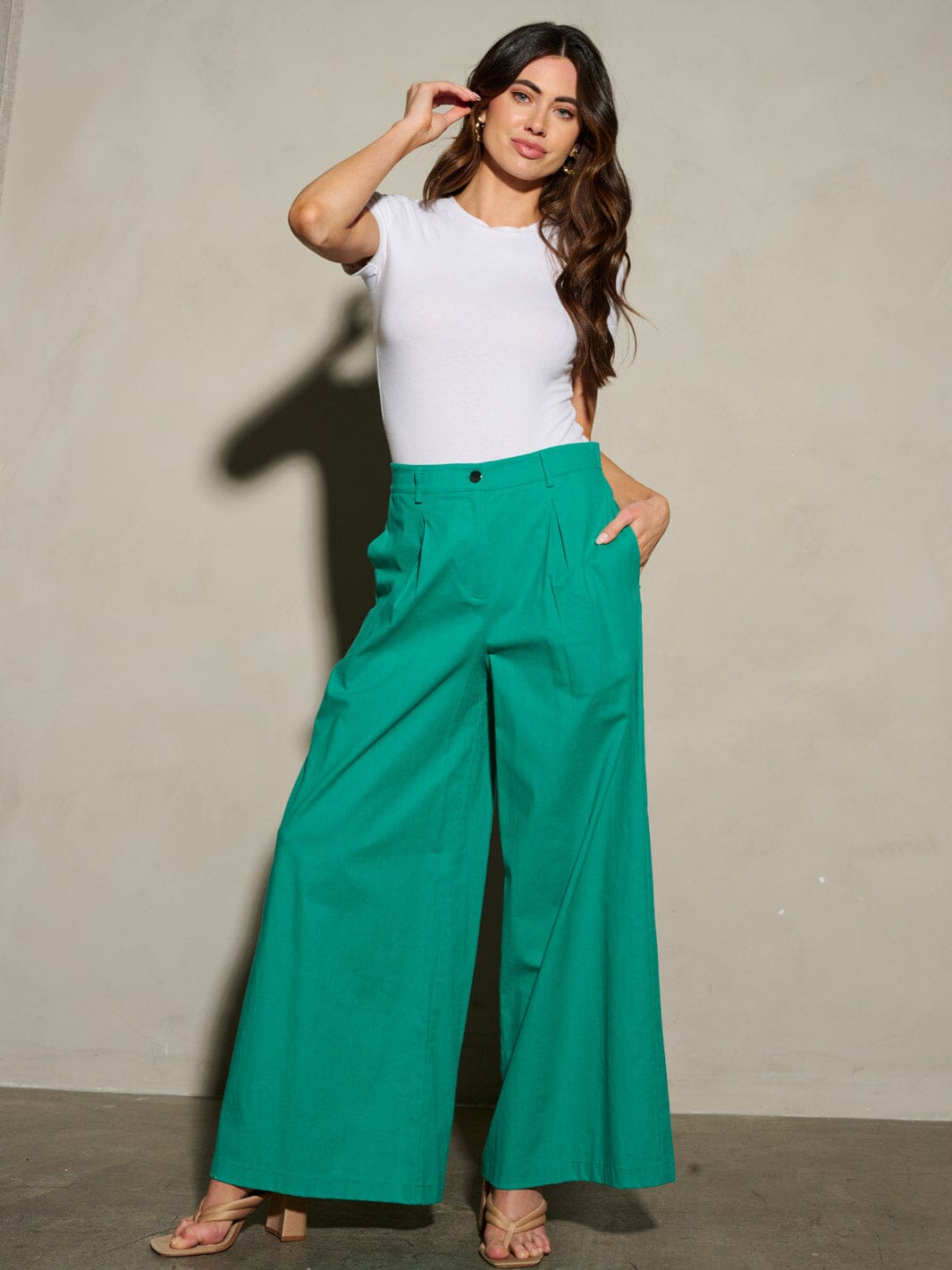WOMEN'S BUTTON CLOSURE PLEATED POCKETS WIDE LEG PANTS