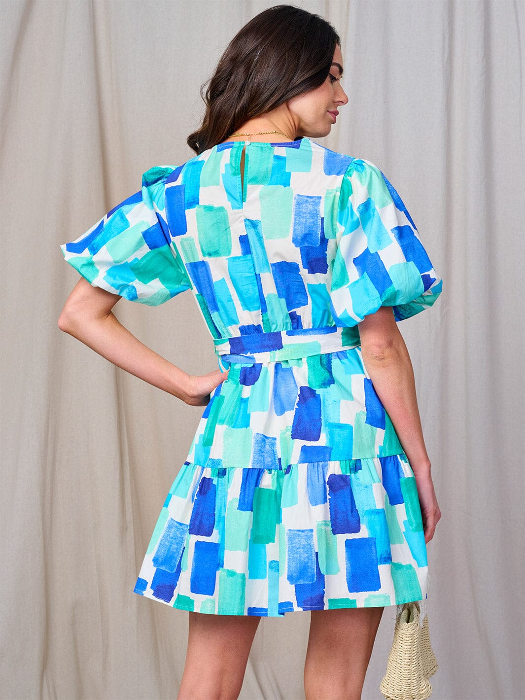 WOMEN'S SHORT SLEEVE V-NECK SELF TIE MULTI PRINT MINI DRESS