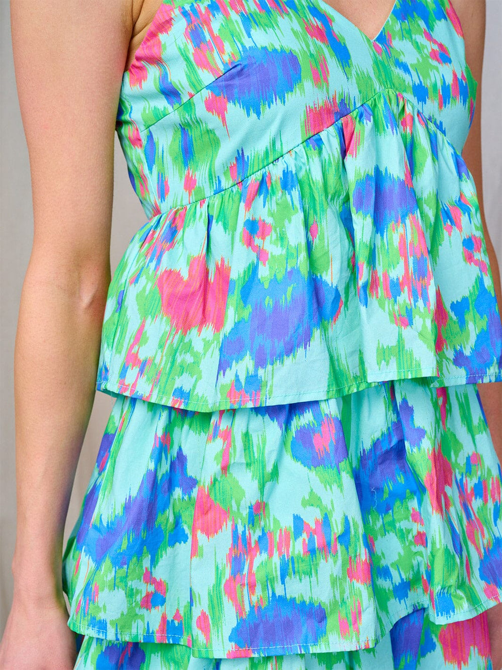 WOMEN'S SLEEVELESS V-NECK SMOCK TIERED MULTI PRINT MINI DRESS