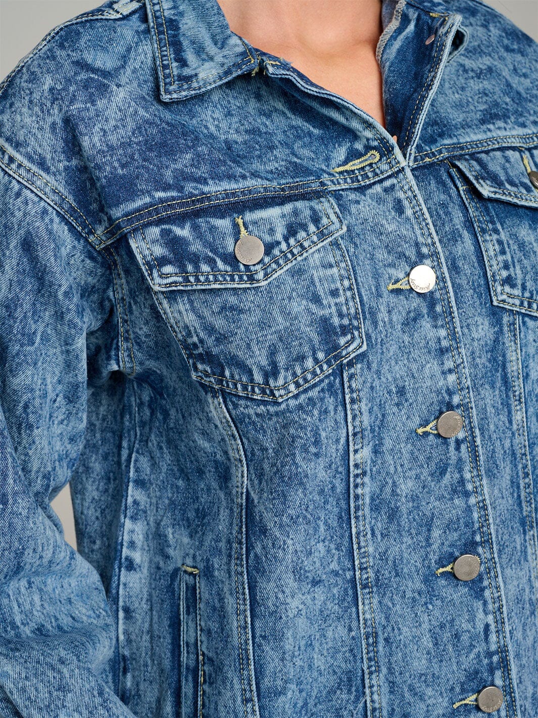 WOMEN'S LONG SLEEVE BUTTON CLOSURE FRONT POCKET WASHED DENIM JACKET