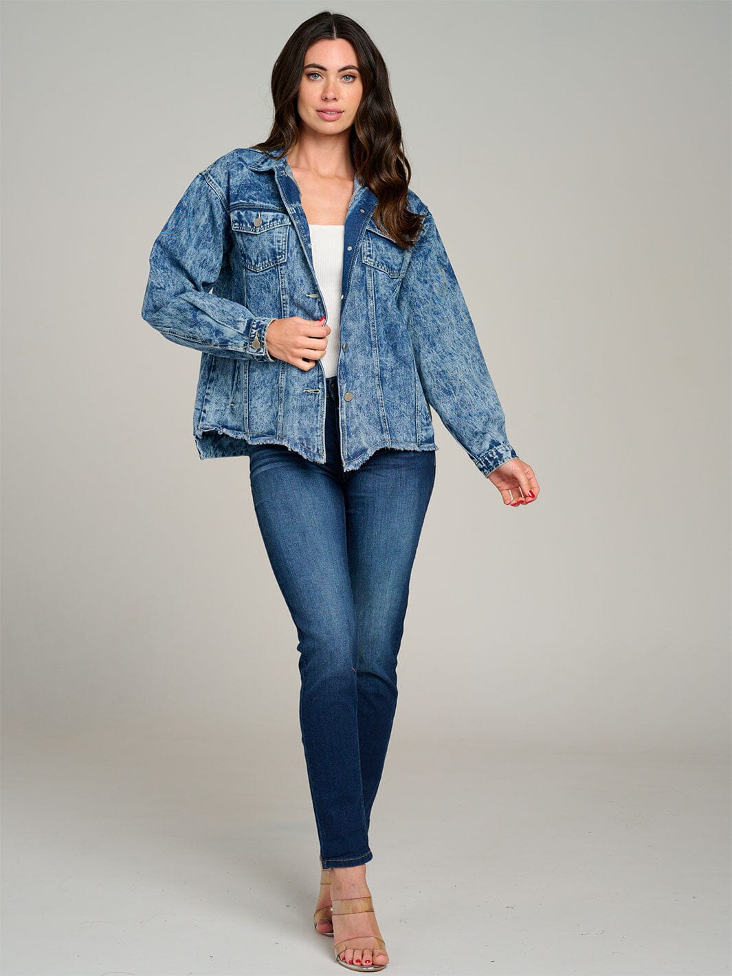 WOMEN'S LONG SLEEVE BUTTON CLOSURE FRONT POCKET WASHED DENIM JACKET